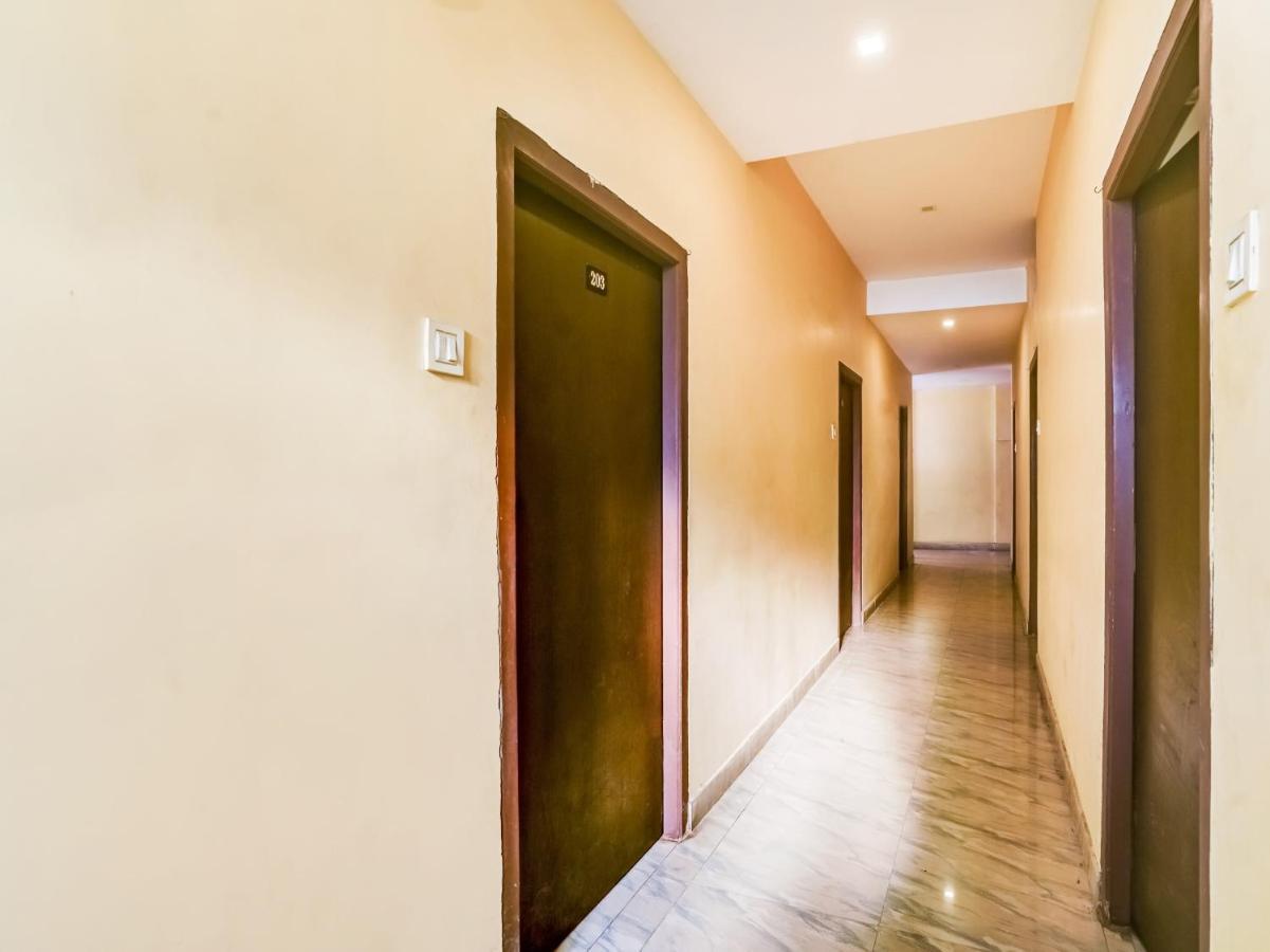 Oyo 84039 Tirumala Grand Rājahmundry Extérieur photo